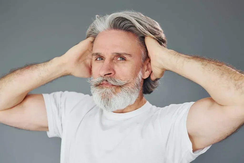 Las canas como mecanismo de defensa contra el cáncer: un estudio pionero de la Universidad de Tokio