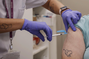 La tinta de los tatuajes podría alterar la respuesta a las vacunas, según un estudio científico