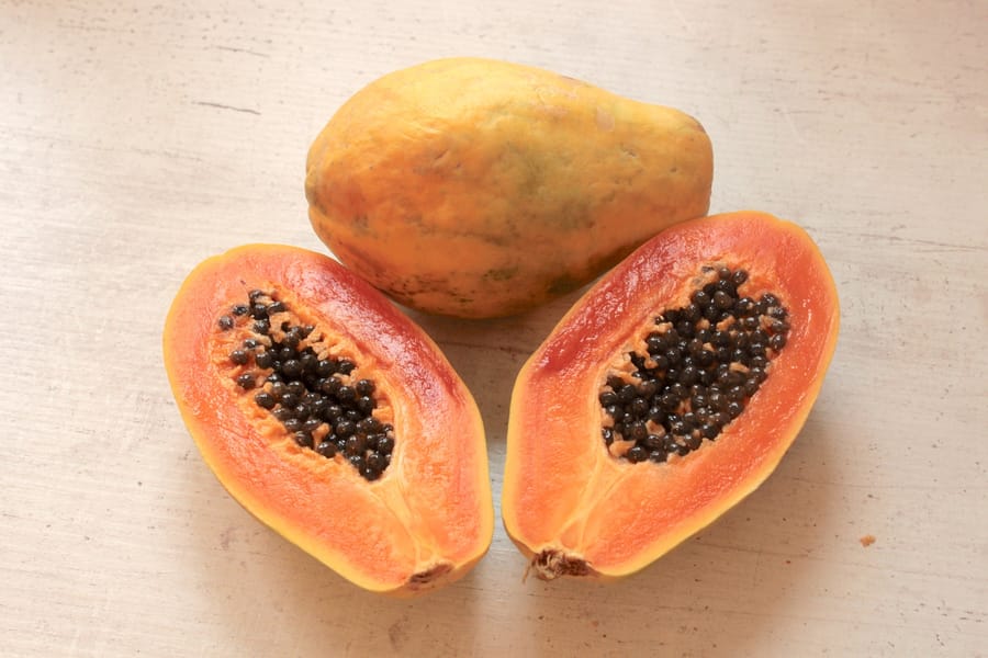 La papaya emerge como aliada natural contra el colesterol alto